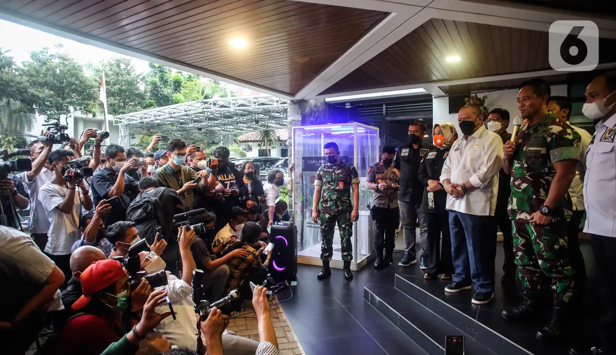 Panglima TNI Jenderal TNI Andika Perkasa memberikan keterangan kepada awak media saat menyambangi rumah dinas Ketua DPD RI AA LaNyalla Mahmud Mattaliti di kawasan Kuningan, Jakarta Selatan, Rabu (24/11/2021). (Liputan6.com/Johan Tallo)
