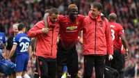 Eric Bailly menderita cedera yang cukup serius pada laga lanjutan Premier League yang berlangsung di Stadion Stamford Bridge, London, Minggu (29/4). Chelsea imbangi Man United 1-1. (AFP/Paul Ellis)