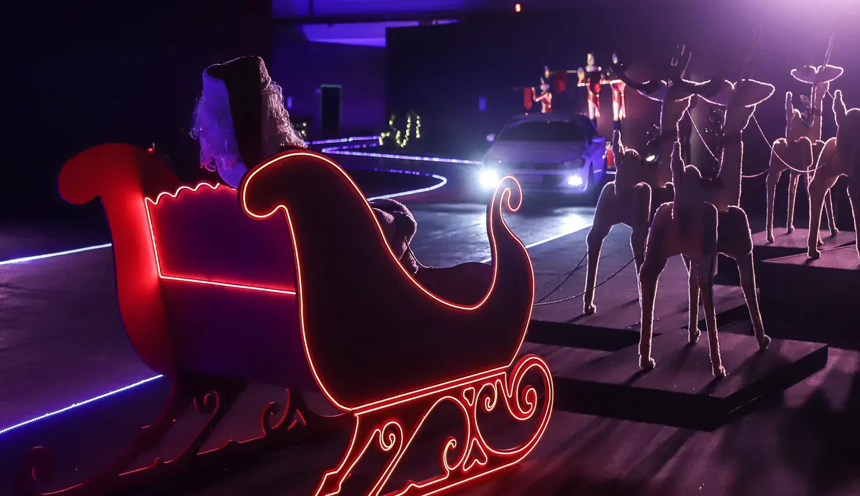 Orang-orang mengunjungi festival cahaya bertema Natal lantatur (drive-thru) dengan mobil di tengah kekhawatiran COVID-19 di Sao Paulo, Brasil, pada 8 Desember 2020. Acara tersebut berlangsung dari 4 hingga 27 Desember. (Xinhua/Rahel Patrasso)