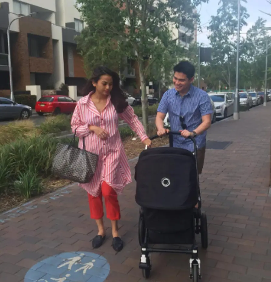 Acha Septriasa berjalan-jalan bersama suami serta anaknya yang baru lahir. (Instagram/septriasaacha)
