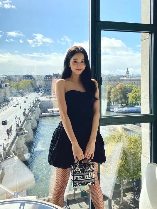<p>Tak jarang Jisoo BLACKPINK tampil kenakan black little dress. Dalam foto ini, ia menghadiri acara Dior kenakan off-the-shoulder black little dress yang cantik dengan stoking yang juga berwarna hitam. Foto: Instagram.</p>
