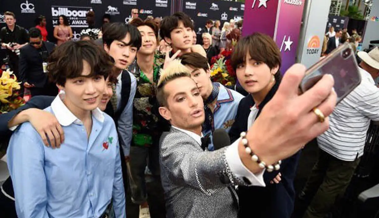 Tyra Banks terlihat menyempatkan waktu untuk berfoto bersama dengan BTS. I terlihat begitu gembira saat bertemu dengan BTS. (Foto: koreaboo.com)