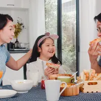 Mengatur jadwal makan dapat meningkatkan waktu kebersamaan bersama keluarga. (foto: tirachardz/freepik)