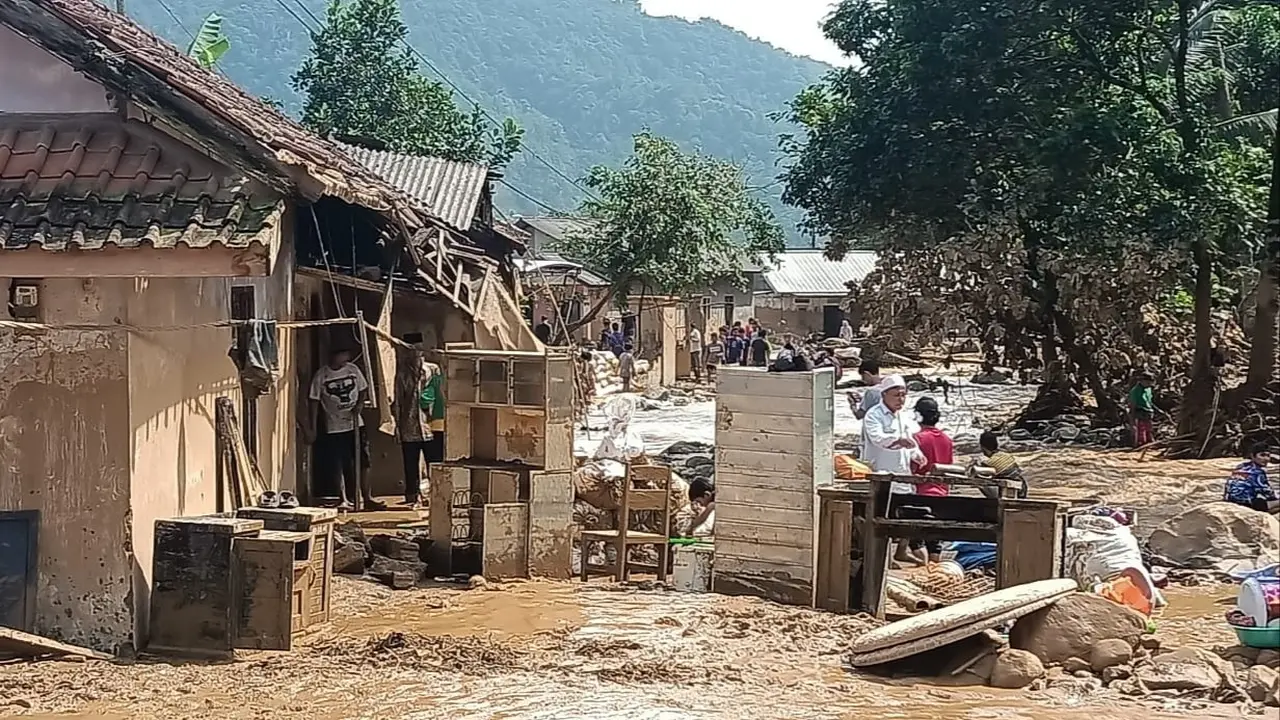 Penampakan kampung di Desa Purasari, Kecamatan Leuwiliang, Kabupaten Bogor yang porak-poranda diterjang banjir bandang pada Rabu (22/6/2022) malam. (Liputan6.com/Achmad Sudarno)