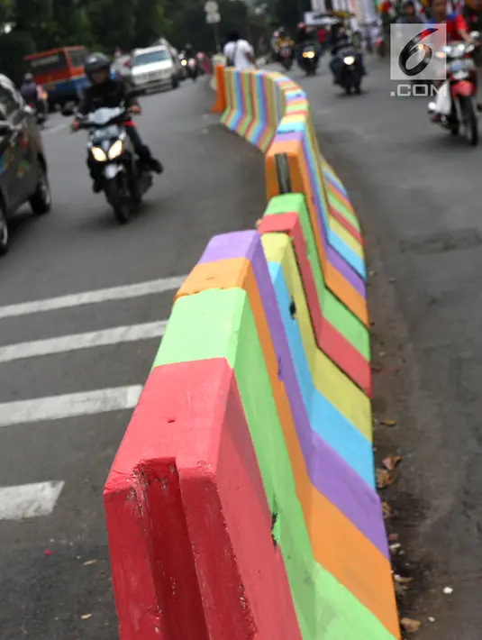 FOTO: Warna-warni Pemisah Jalan di Kawasan Pasar Minggu Bikin Mata