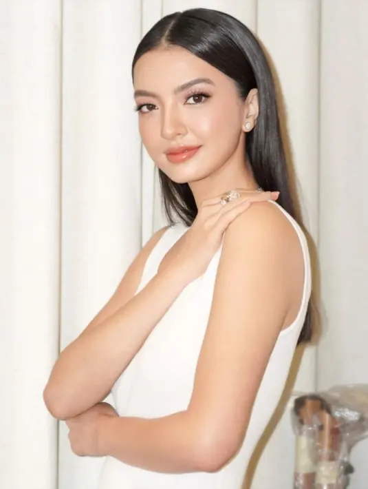 Tampil glowing di hari Imlek, siapa takut? Raline Shah tampil bersinar dengan makeup hasil karya Archangela Chelsea. [Foto: Instagram/archangelachelsea]