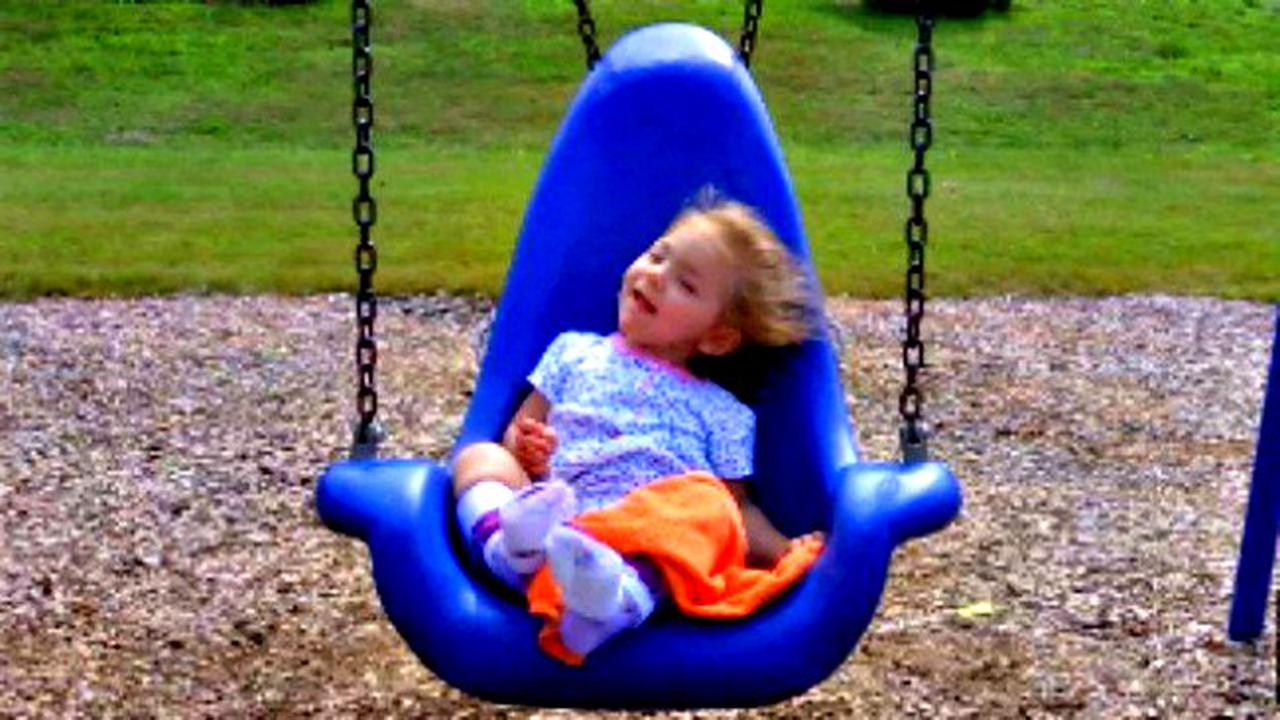 Ayunan dengan Kursi Sandaran Bikin Anak-anak Cacat Tersenyum