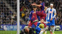Tampil sebagai pemuncak klasemen sementara, Barcelona berusaha untuk tampil menekan dan mendominasi pertandingan. Tampak dalam foto, bek Barcelona asal Spanyol, Eric Garcia melompati berebut bola dengan kiper Espanyol, Marko Dmitrovic, saat pertandingan pekan ke-18 Liga Spanyol 2025/2026 di Stadion RCDE, Sabtu 3 Januari 2026 waktu setempat atau Minggu (4/1/2026) dini hari WIB. (MANAURE QUINTERO/AFP)