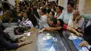 Para pelayat menangis saat pemakaman korban tewas dalam kebakaran gereja kristen koptik di Gereja Santa Perawan Maria, Kairo, Provinsi Giza, Mesir, 14 Agustus 2022. Kobaran api diduga akibat korsleting listrik. (Khaled DESOUKI/AFP)