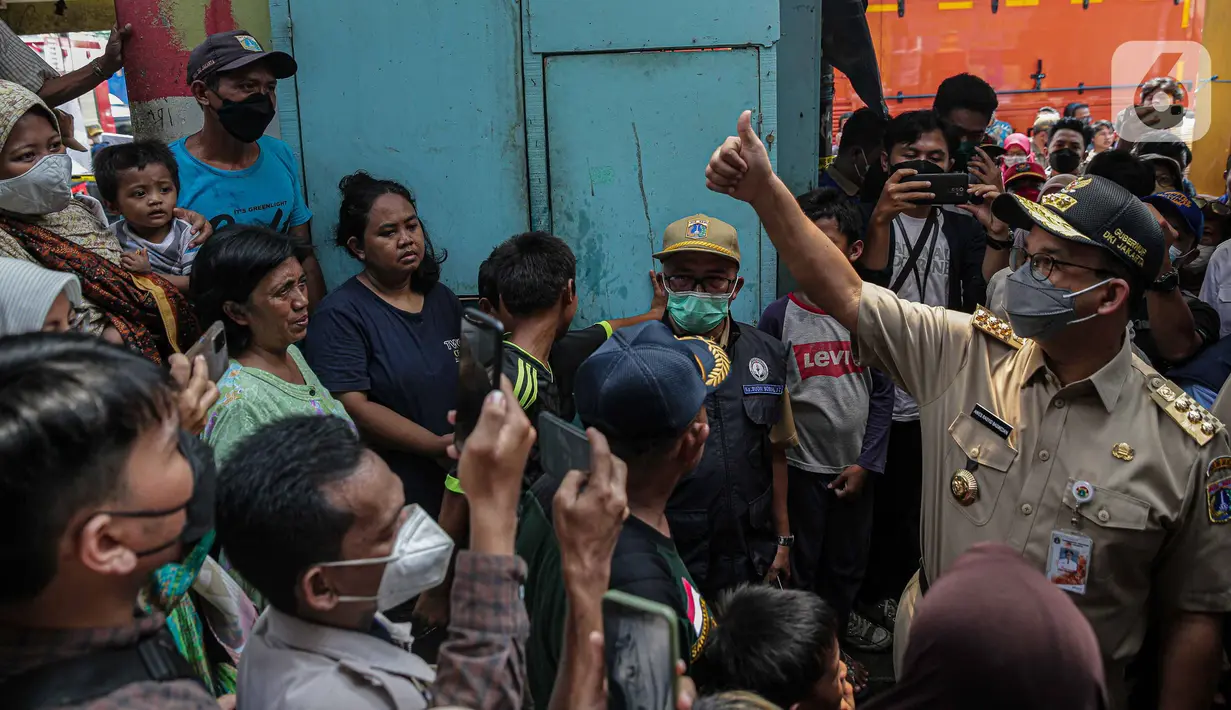 <p>Gubernur DKI Jakarta Anies Baswedan berbincang dengan warga saat meninjau lokasi kebakaran di Pasar Gembrong, Jakarta, Senin (25/4/2022). Anies datang didampingi sejumlah pejabat kemudian langsung berkeliling lokasi kebakaran dan berbincang dengan waraga. Beberapa warga menceritakan kejadian tersebut kepada Anies. (Liputan6.com/Faizal Fanani)</p>