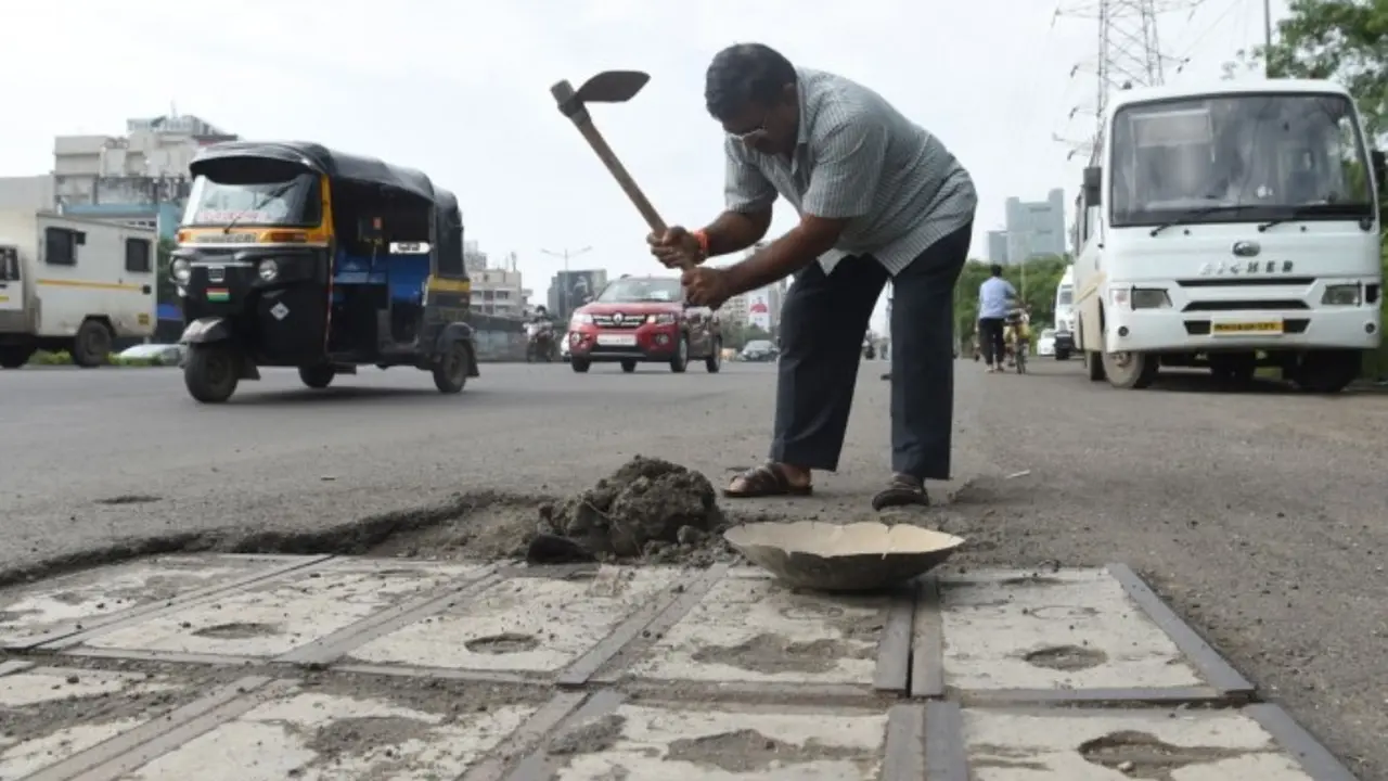 Aksi Dadarao Bilhore menutup lubang di jalanan Kota Mumbai India (AFP)