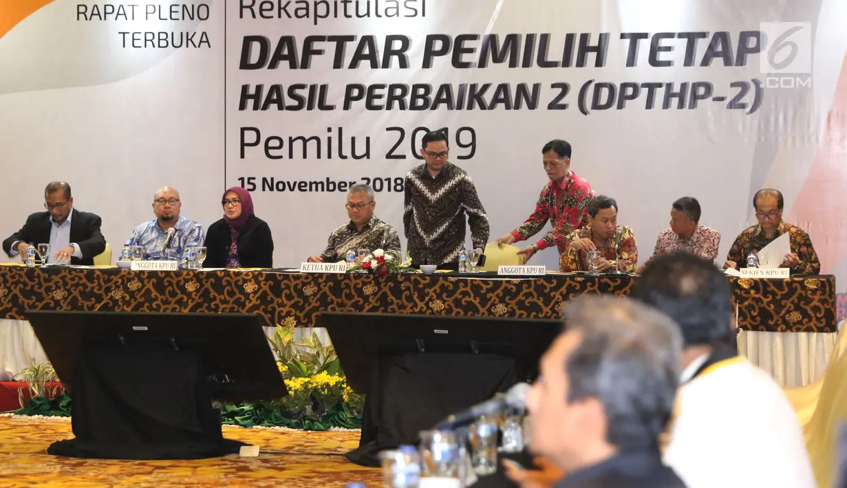 Ketua KPU Pusat, Arief Budiman (keempat kiri) memimpin rapat pleno Rekapitulasi Daftar Pemilih Tetap Hasil Perbaikan (DPTHP) 2 di Jakarta, Kamis (15/11). Rapat dihadiri perwakilan pihak terkaitPileg dan Pilpres 2019. (Liputan6.com/Helmi Fithriansyah)