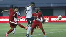 Gelandang timnas Indonesia, Andik Vermansyah, melepaskan tendangan saat pertandingan melawan Fiji pada laga persahabatan di Stadion Patriot, Bekasi, Sabtu, (2/9/2017). Skor berakhir imbang 0-0. (Bola.com/M Iqbal Ichsan)