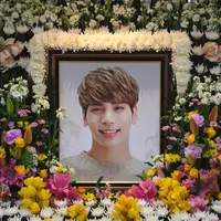 Walaupun upacara penghormatan Jonghyun SHINee digelar secara tertutup dan hanya dihadiri oleh keluarga, sahabat, dan kolega. (CHOI Hyuk/pool/AFP)