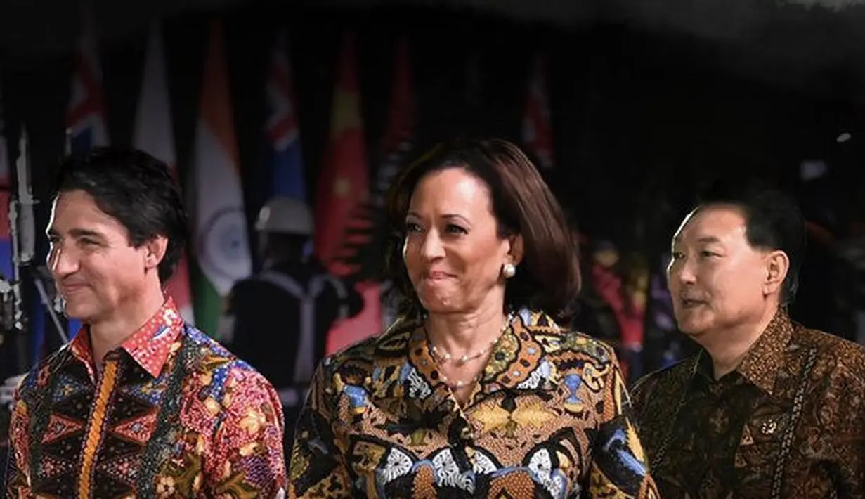 Ia pun melengkapi penampilan dengan aksesori anting mutiara yang serasi dengan kalung layering mutiara pula. Rambut coklat sebahu pun tertata rapi. [@pesona.indonesia]