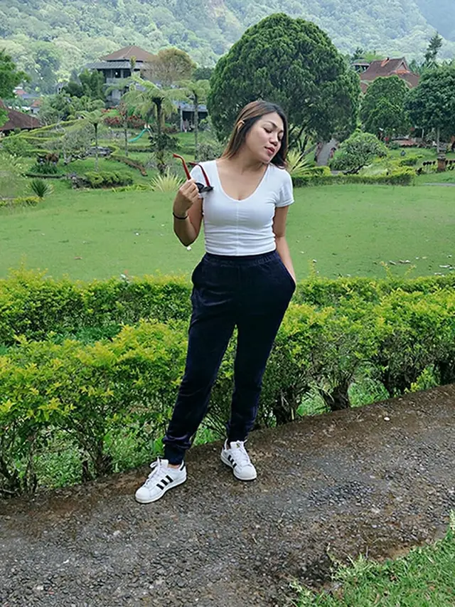 Jarang Terekspos, Ini 6 Potret Ibunda Angela Gilsha yang Awet Muda