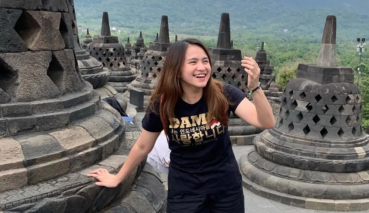 Perempuan kelahiran 26 Oktober 1994 memang sangat senang berfoto candid. Ia bahkan tak ragu untuk menunjukkan senyum terbaiknya saat foto candid. Senyum manis Melati ini berhasil membuat banyak fansnya kian terpukau. (Liputan6.com/IG/@melatidaeva)