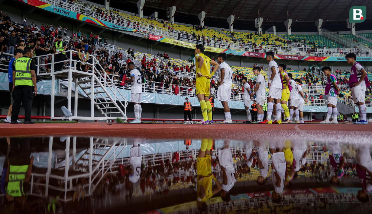 Timnas Indonesia U-17 yang dipimpin oleh Iqbal Gwijangge (kiri) memberikan ucapan terimakasih kepada para suporter yang hadir dalam laga pamungkas Grup A Piala Dunia U-17 2023 melawan Timnas Maroko U-17 yang berlangsung di Stadion Gelora Bung Tomo, Surabaya, Kamis (16/11/2023). (Bola.com/Bagaskara Lazuardi)