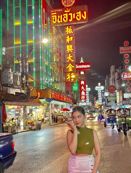 Selama di Thailand, penyanyi 22 tahun itu tampil dengan padu padan busana yang stylish dan kekinian khas gen Z.  [Foto: IG/zivamagnolya].