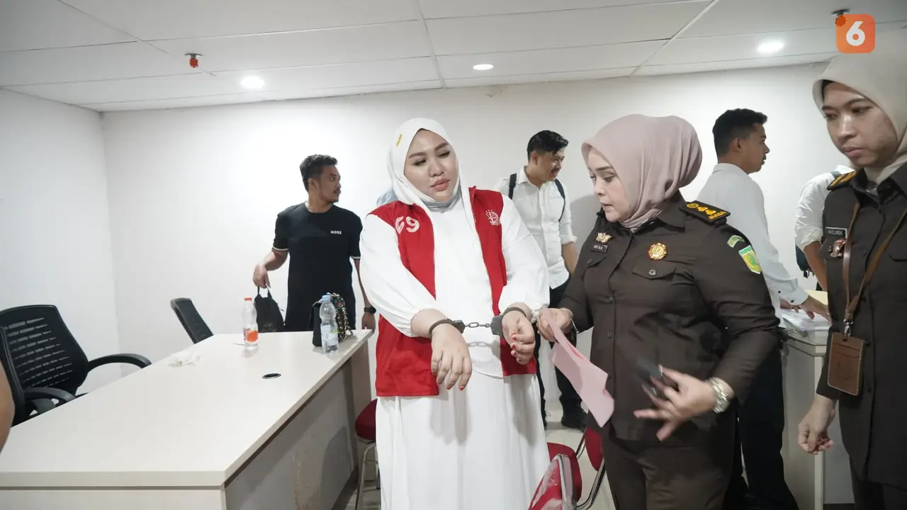 Terdakwa kasus skincare bermerkuri, Mira Hayati mendapat toleransi menjadi tahanan rumah oleh Pengadilan Negeri Makassar setelah sebelumnya berstatus tahanan rutan. (Liputan6.com/Eka Hakim)