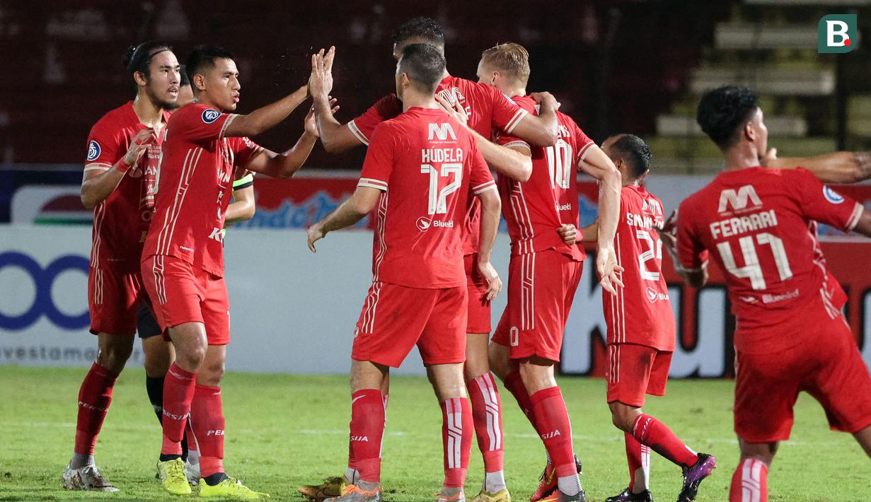 Para pemain Persija Jakarta merayakan gol penyeimbang 1-1 ke gawang Dewa United yang dicetak Hanno Behrens dalam laga pekan ke-16 BRI Liga 1 2022/2023 di Stadion Sultan Agung, Bantul, Yogyakarta, Selasa (20/12/2022) malam WIB. (Bola.com/Ikhwan Yanuar)