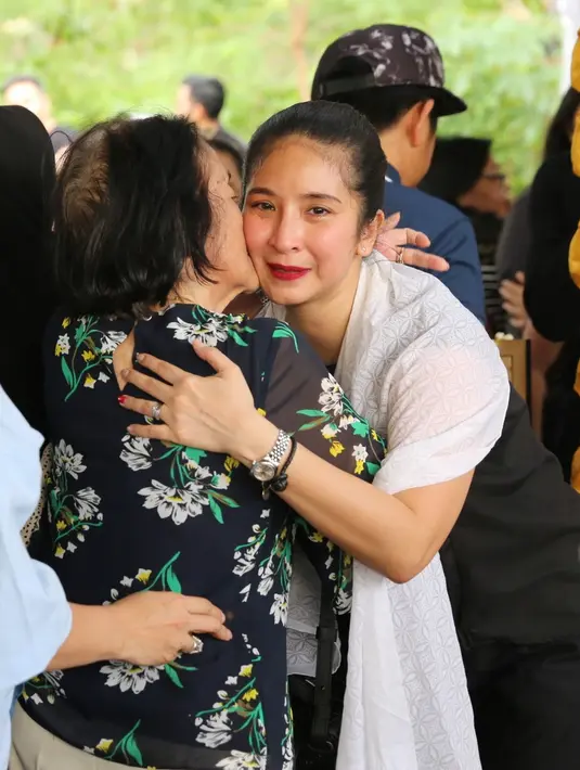 Meski kini sang ayah sudah tenang berada di sisi Sang Pencipta, namun merupakan hal yang wajar jika Novita Angie masih menyimpan duka yang mendalam. Kenangan-kenangan terindah bersama ayahnya pasti akan teringat selalu. (Daniel Kampua/Bintang.com)