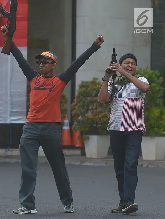 Personel TNI bertindak sebagai teroris dalam Latihan Penanggulangan Terorisme Satuan Gultor TNI di kawasan Gelora Bung Karno, Senayan, Jakarta Pusat, Rabu (1/8). Latihan itu sebagai persiapan pengamanan ajang Asian Games 2018. (Merdeka.com/Imam Buhori)