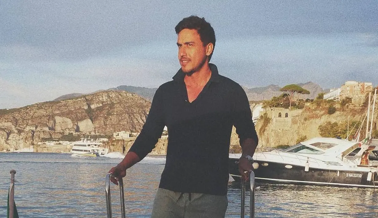 "Aku separuh Australia, separuh Indonesia. Setelah lahir di Australia, aku tinggal di Bali selama beberapa tahun bersama kedua orang tuaku sampai mereka pisah. Lalu aku pindah ke Jakarta selama beberapa tahun. Lalu aku pindah ke Sumba," ujar Hamish. (Instagram/hamisdw)