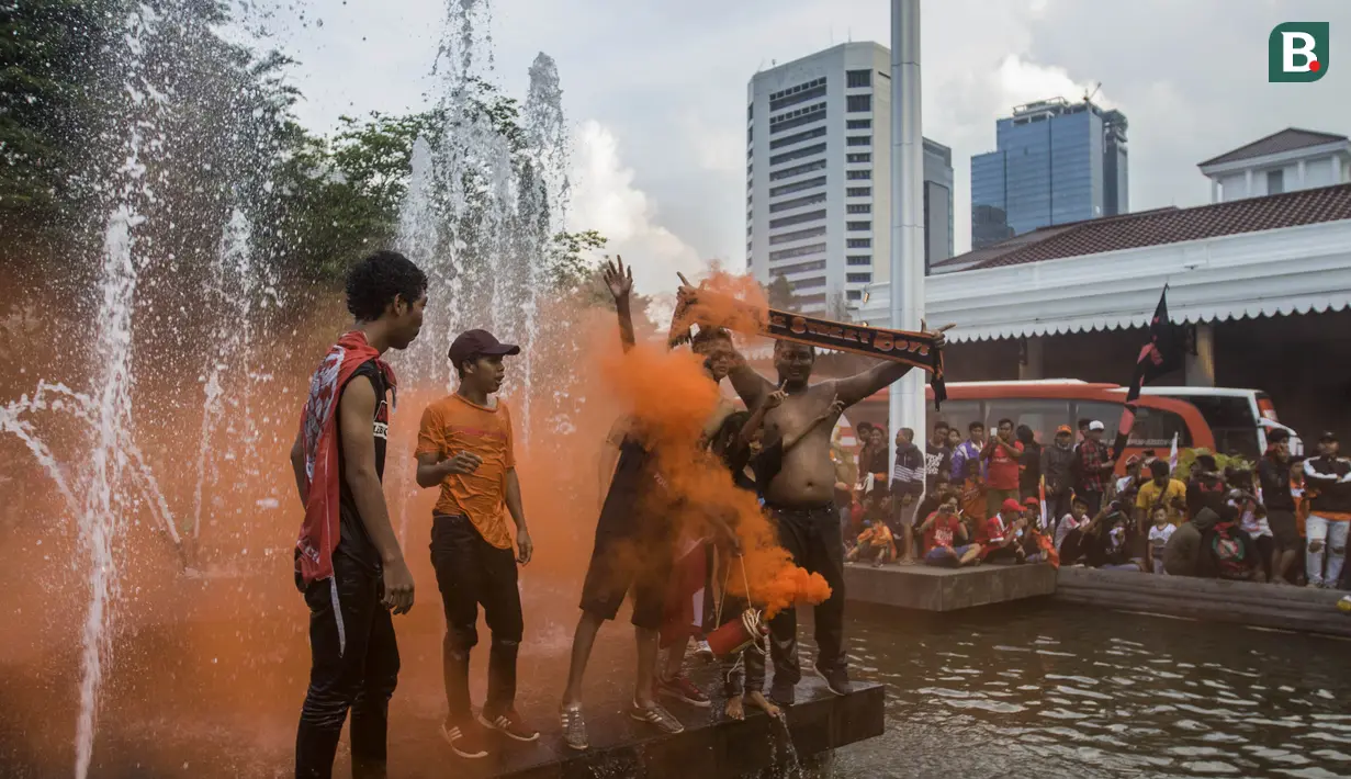 Suporter Persija Jakarta, The Jakmania, merayakan gelar Piala Presiden di Balai Kota, Jakarta, Minggu (18/2/2018). Persija meraih juara setelah mengalahkan Bali United. (Bola.com/Vitalis Yogi Trisna)