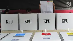 Warga menggunakan hak pilihnya saat pemungutan ulang Pemilu 2019 di TPS 71 Kelurahan Cempaka Putih, Kecamatan Ciputat Timur, Tangerang Selatan, Rabu (24/4). Pencoblosan ulang dilakukan karena ditemukannya pelanggaran oleh Bawaslu saat pemilu serentak pada 17 April 2019 lalu (merdeka.com/Arie Basuki)