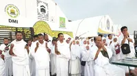 Jemaah Haji Dewan Masjid Indonesia berdoa bersama-sama sambil menunggu matahari terbenam, setelah menjalani ibadah wukuf di Padang Arafah. Dok DMI