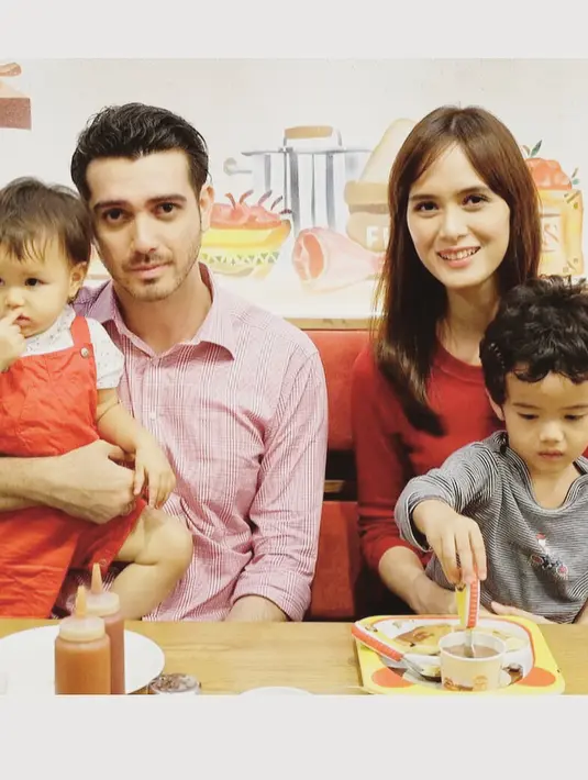 Peringatan hari jadinya kali ini kurang lengkap lantaran sang suami, Fachri Albar tersangkut kasus narkotika dan sedang menjalani rehalibilasi di RSKO Cibubur, Jakarta Timur. (Instagram/renata711)