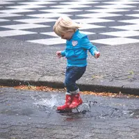 Ilustrasi anak hujan. Sumber foto: pexels.com/Matthias Zomer.