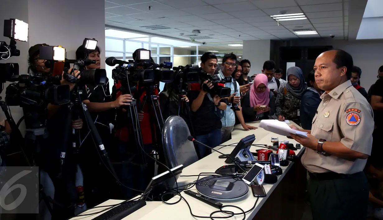 Kepala Pusat Data Informasi dan Humas BNPB, Sutopo Purwo Nugroho menjelaskan kepada wartawan terkait Evaluasi Penanggulangan Bencana 2016 dan Prediksi Bencana 2017 di Kantor BNPB, Jakarta. Kamis (29/12). (Liputan6.com/Johan Tallo)