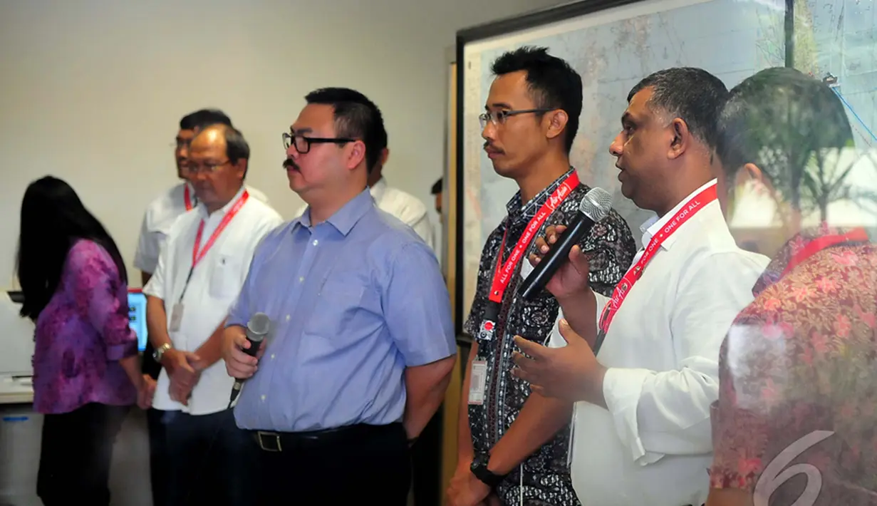 CEO AirAsia Tony Fernandes di Bandara Juanda, Surabaya, Jatim, Senin (29/12/2014) menyampaikan, pesawat diperkirakan hilang di perairan antara Pulau Kalimantan dan Pulau Belitung. (Liputan6.com/Johan Tallo)