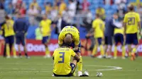Bek Swedia, Victor Lindelof, tampak kecewa usai dikalahkan Inggris pada laga perempat final Piala Dunia di Samara Arena, Samara, Sabtu (7/7/2018). Inggris menang 2-0 atas Swedia. (AP/Matthias Schrader)
