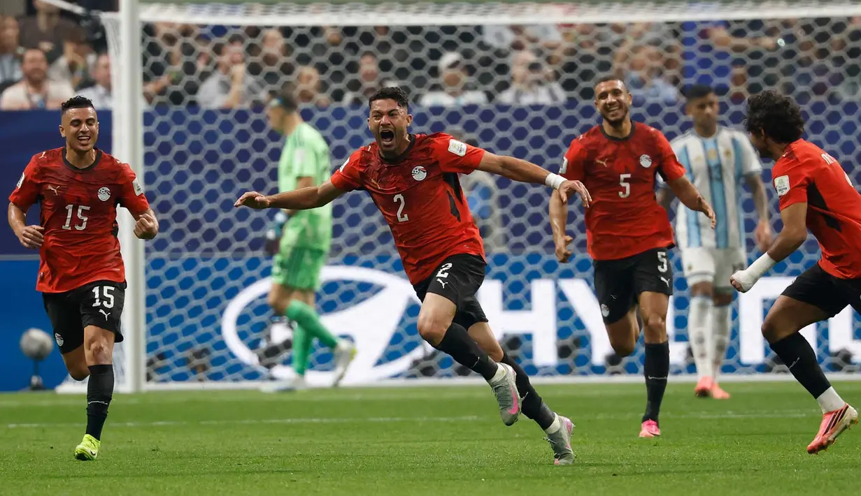 Pemain mesir Yasser Ibrahim merayakan gol pertamanya selama pertandingan sepak bola babak 16 besar Piala Dunia antara Argentina dan Mesir di Atlanta, Selasa, 7 Juli 2026. (AP Photo/Erik S. Lesser)