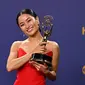 Anna Sawai menangkan piala Emmy Awards pertama. (dok. Robyn Beck / AFP)