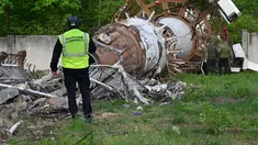 Seorang penyelidik Kepolisian Ukraina memeriksa puing-puing di tower atau menara Televisi (TV) Kharkiv, setelah para pejabat melaporkan serangan Rusia terhadap menara tersebut, di pinggiran Kharkiv, Senin (22/4/2024). (SERGEY BOBOK / AFP)