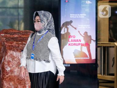 Kepala Dinas Kesehatan (Kadinkes) Lampung Reihana usai diperiksa Komisi Pemberantasan Korupsi (KPK) di Jakarta, Senin (22/5/2023). (Liputan6.com/Angga Yuniar)