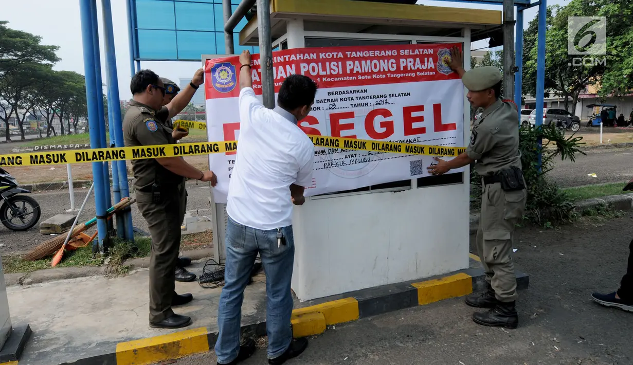 Satuan Polisi Pamong Praja (Satpol PP) Kota Tangerang Selatan menyegel areal parkir liar di kawasan BSD, Rabu (3/10). Penyegelan loket parkir tersebut dilakukan lantaran pihak pengelola parkir tidak memiliki izin. (Merdeka.com/Arie Basuki)