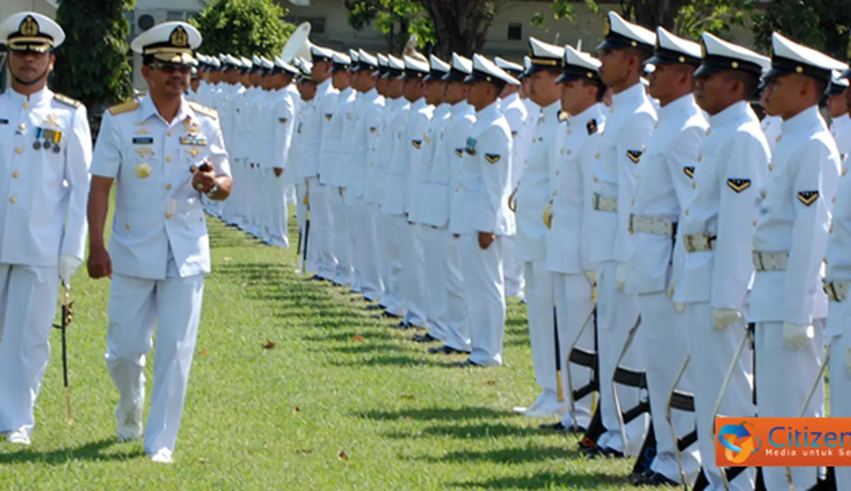 Citizen6, Surabaya: Pemeriksaan pasukan oleh Komandan Kobangdikal Laksda TNI Sadiman. (Pengirim: Penkobangdikal)

