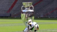 Trofi juara Euro atau Piala Eropa. (ALEXANDRA BEIER / AFP)
