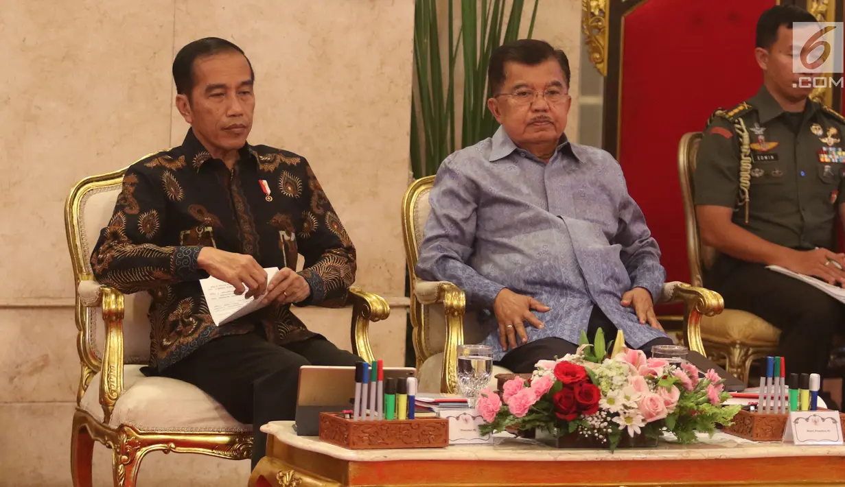 Presiden Joko Widodo didamping Wakil Presiden Jusuf Kalla saat mengikuti rapat kabinet pariurna di Istana Negara, Jakarta, Selasa (16/10). Rapat kabinet pariurna tersebut membahas evaluasi penangan bencana alam. (Liputan6.com/Angga Yuniar)