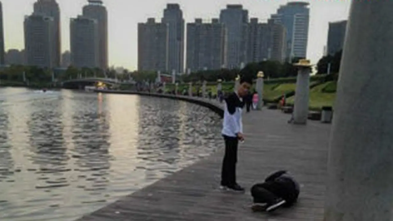 Karyawan merangkak3