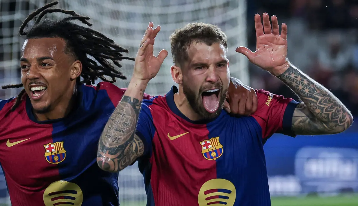 Pemain Barcelona, Inigo Martinez (kanan) melakukan selebrasi setelah mencetak gol ke gawang Atletico Madrid dalam laga leg 1 semifinal Copa del Rey 2024/2025 di Estadi Olimpic Lluis Companys, Barcelona, Rabu (26/02/2025) dini hari WIB. (AFP/Lluis Gene)