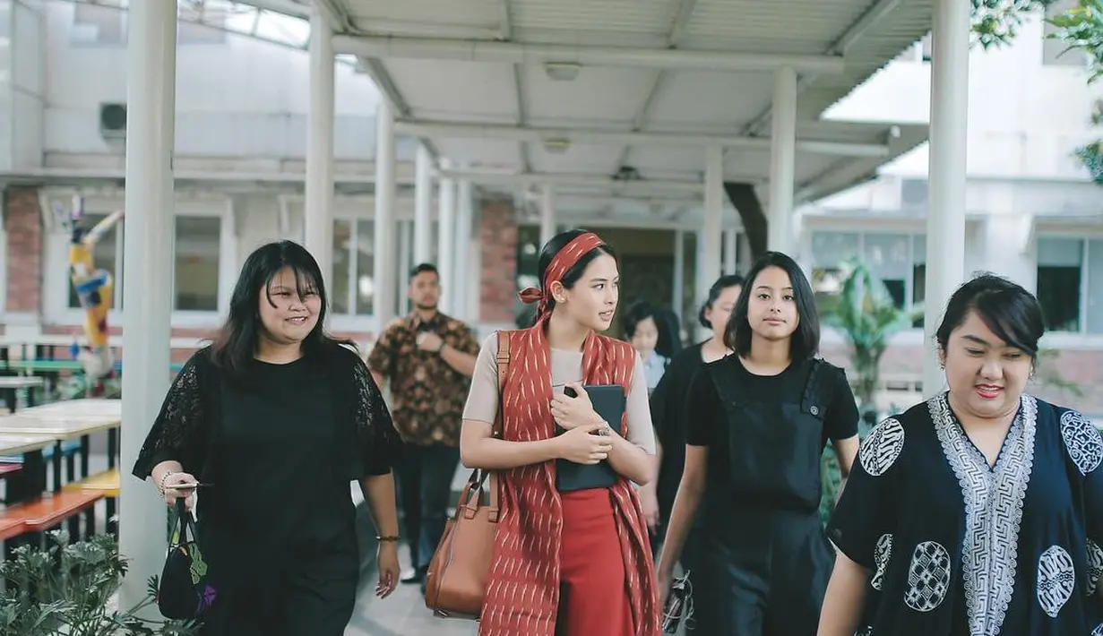 Cardigan tanpa lengan juga bisa menjadi pilihan untuk tampilan kasual. Seperti yang dilakukan Maudy Ayunda yang mengenakan cardigan tanpa lengan dari Ikat Indonesia dengan shirt beige dan trouser berwarna merah. (instagram/maudyayunda)