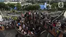 Warga memenuhi Skywalk Senayan Park saat mengisi libur Tahun Baru dengan menikmati pemandangan Kota Jakarta, Sabtu (1/1/2022). Warga ramai-ramai datang untuk berburu foto pada spot-spot yang instagramable di Skywalk Senayan Park. (Liputan6.com/Johan Tallo)