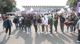 Antusiasme penonton saat antre dengan rapih untuk menyaksikan AXIS Nation Cup 2023 yang berlangsung di Istora Senayan, Jakarta, Minggu (15/10/2023). (Bola.com/M Iqbal Ichsan)