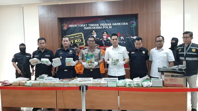 Direktorat Tindak Pidana Narkoba Bareskrim Polri membongkar sidikat narkoba sabu dari Malaysia yang dikirim dengan sampan. (Liputan6.com/Ady Anugrahadi)